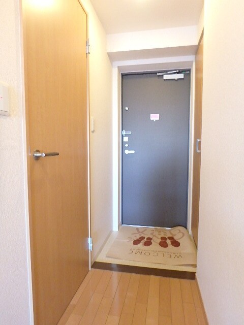 物件内観写真13　(玄関横にシューズボックスがついているので、片付いた玄関がキープできます。)