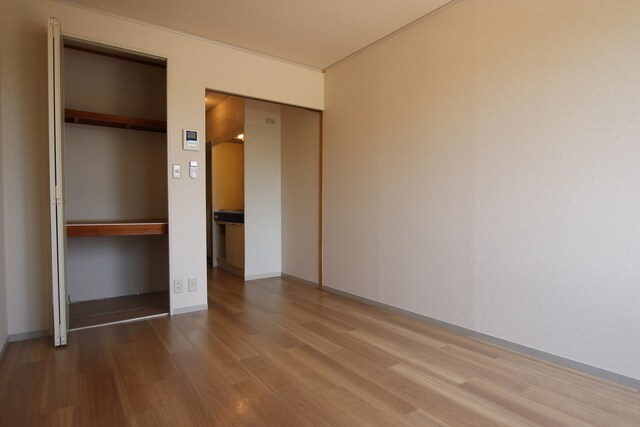 物件内観写真9　(6帖の洋室♪)