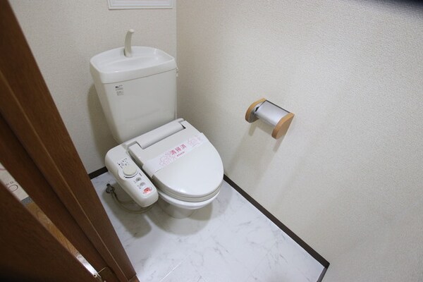 トイレ(【別室参考写真】トイレには快適な温水洗浄便座付き)
