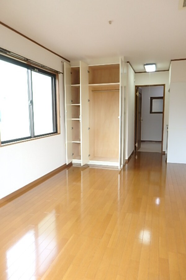 居室(洋室8.9帖のお部屋です。2面採光。)