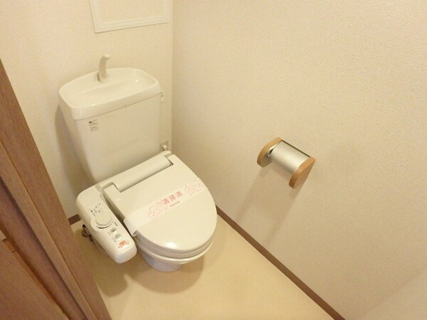 トイレ(トイレには快適な温水洗浄便座付き)