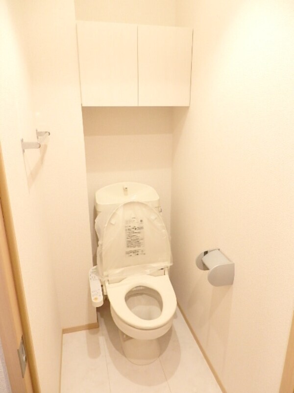 トイレ(【別室参考写真】洗浄機能付き便座。棚あります。)