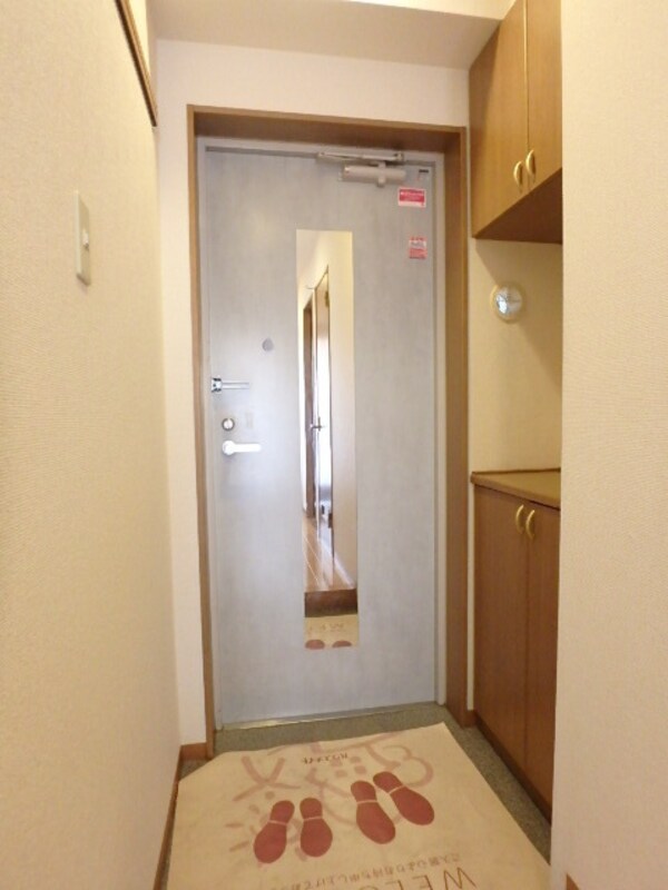 玄関(玄関横にシューズボックスがついているので、片付いた玄関がキープできます。)