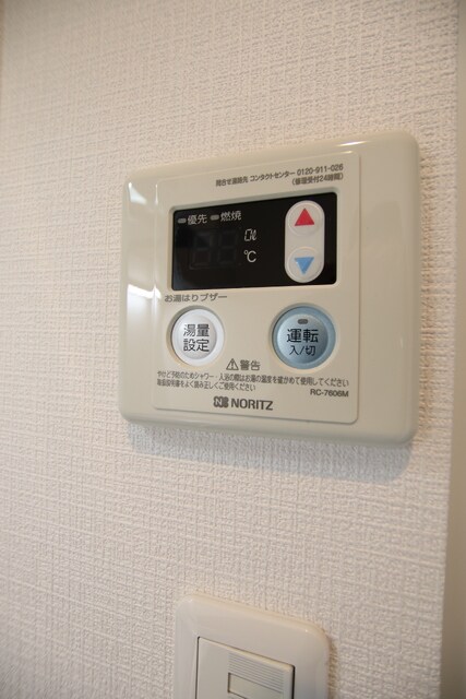 物件内観写真8　(温度調節可能な給湯パネル♪)
