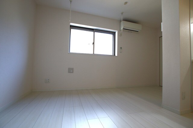 物件内観写真11　(白を基調としたお部屋です♪)
