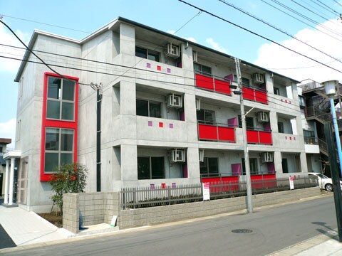 物件外観写真1　(南鳩ヶ谷駅徒歩4分♪コンクリート打ちっぱなしのおしゃれな外観。)