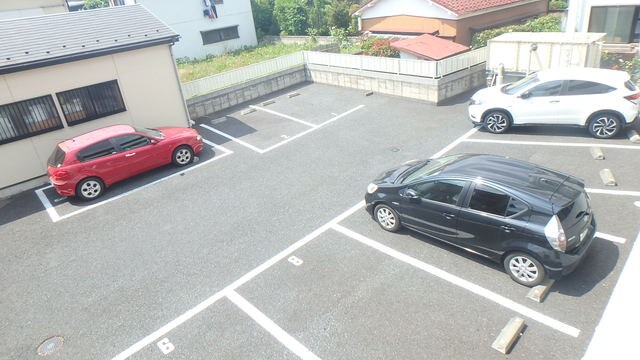 物件外観写真3　(敷地内駐車場あり（空車確認要）)