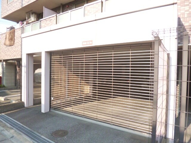 物件外観写真4　(シャッター付き駐車場※空き確認要)