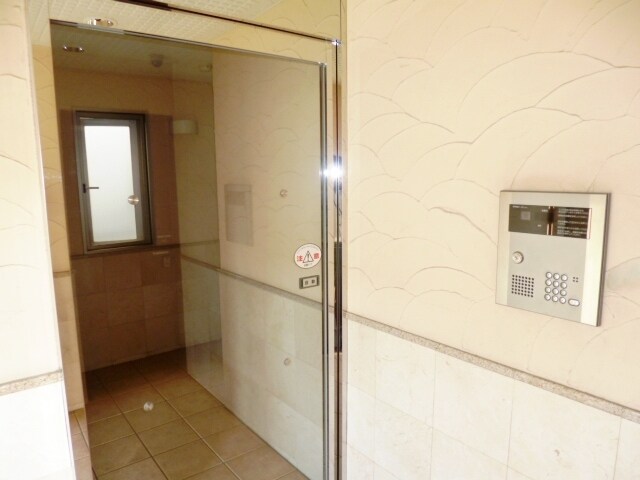 物件外観写真6　(オートロック対応)