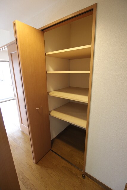 物件内観写真27　(リビングにも収納あります☆)