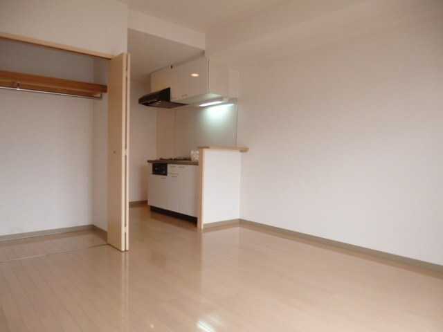 物件内観写真8　(明るい洋室です)