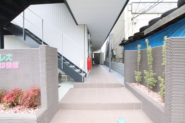エントランス(入口にはお洒落な植栽あり♪)