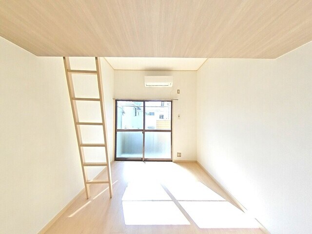 物件内観写真10　(【洋室6帖】　南向き・エアコン付き★)