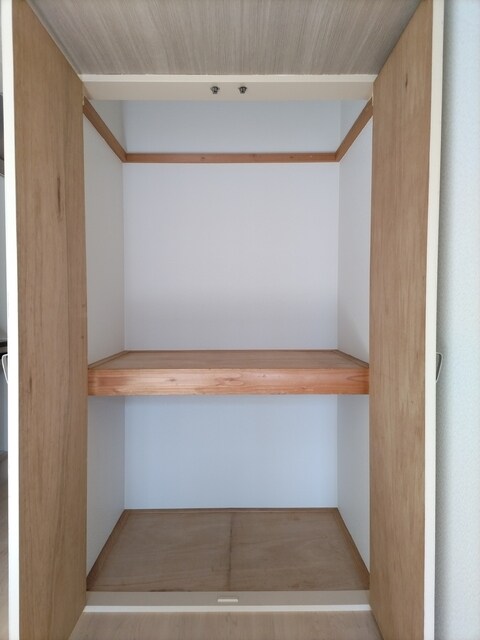 物件内観写真20　(奥行きのある収納)