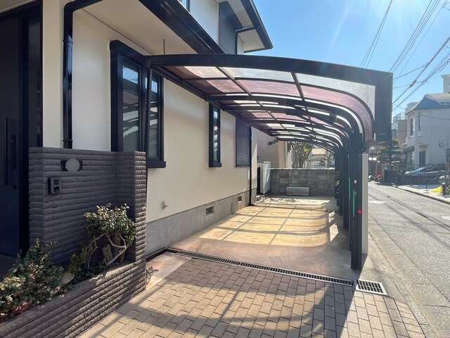 物件外観写真4　(屋根付き駐車場・2台駐車可（現地要確認）)