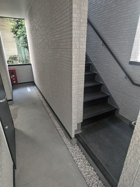 物件外観写真9　(共用階段)