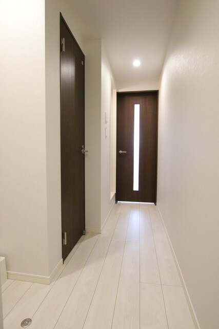 物件内観写真15　(廊下～玄関スペース)