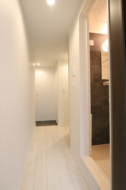 物件内観写真17　(廊下～玄関スペース)