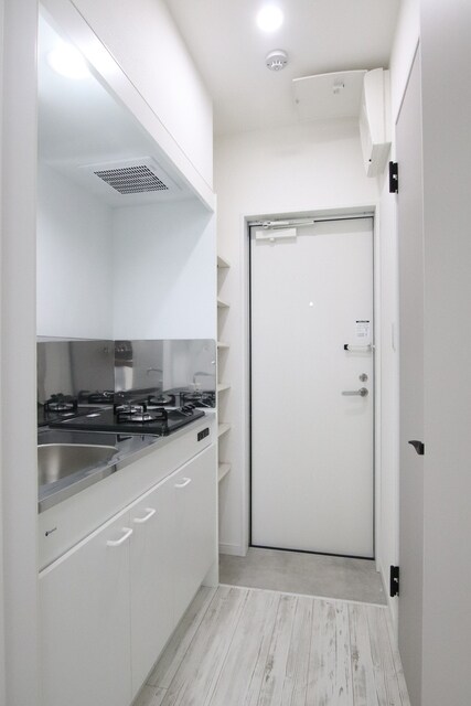 物件内観写真14　(キッチン～玄関スペース)