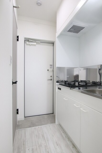 物件内観写真22　(キッチン～玄関スペース)