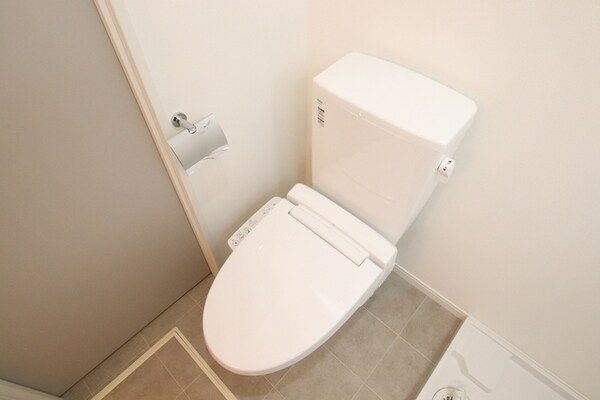 トイレ(嬉しい温水洗浄便座付き)