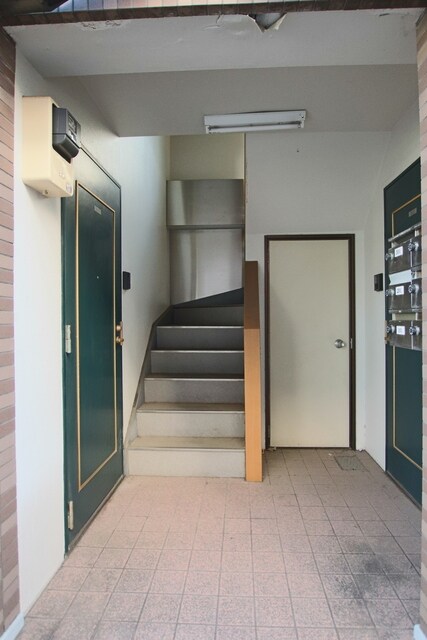 物件外観写真5　(エントランス内)