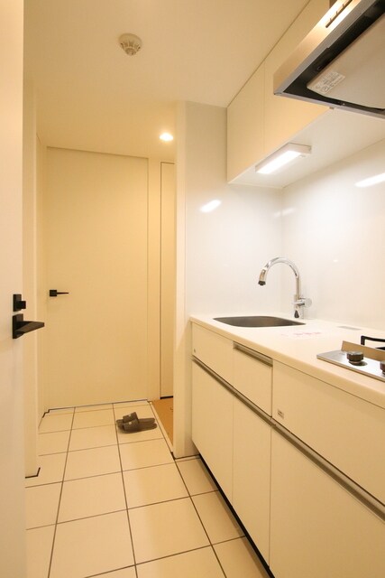 物件内観写真16　(キッチン～廊下スペース)