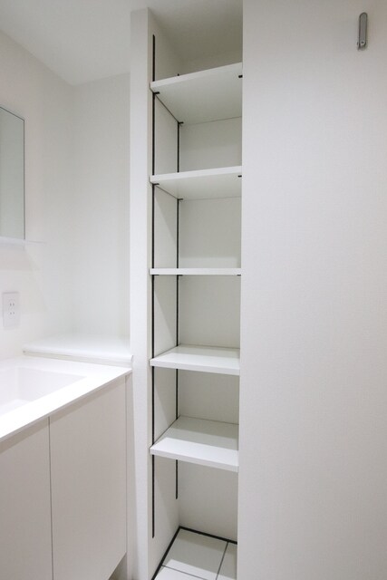 物件内観写真32　(★別室参考写真です。洗面所　収納棚)