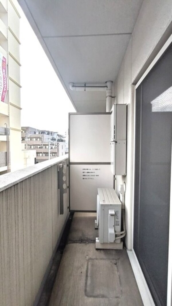 バルコニー(洗濯物も干せるバルコニー♪※クリーニング前写真となります。)