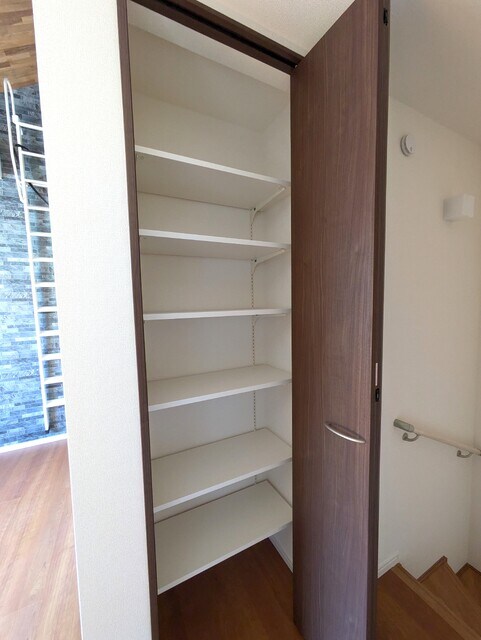 イシス・ルーチェの収納(便利な収納棚♪)