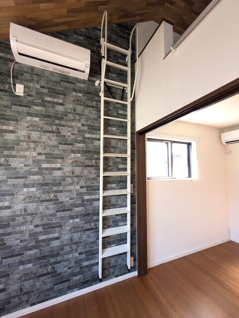 イシス・ルーチェの内装(ロフトに上がるはしごは壁にかけられます♪)