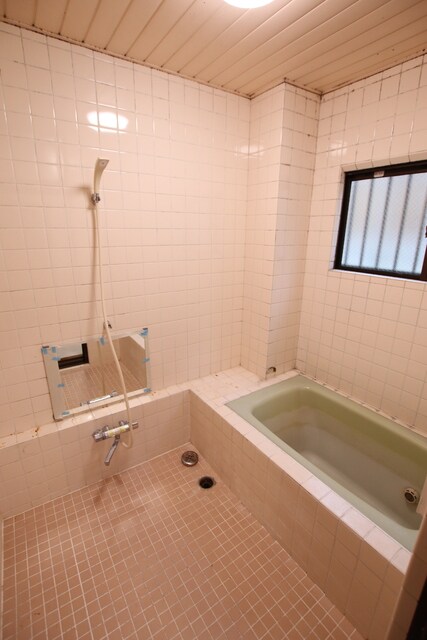 物件内観写真4　(1日の疲れを癒せるバスルーム♪※クリーニング前写真です。)