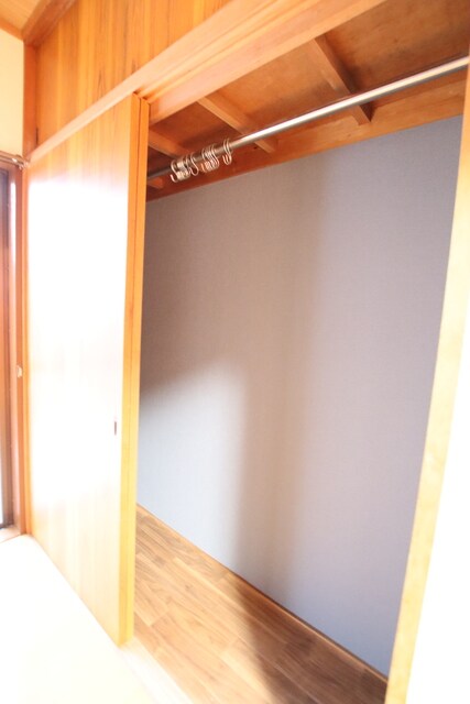 物件内観写真7　(1階洋室にはクローゼット付き♪※クリーニング前写真です。)