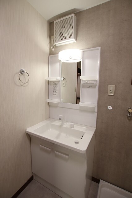 物件内観写真8　(忙しい朝に便利な洗髪洗面化粧台♪※クリーニング前写真です。)