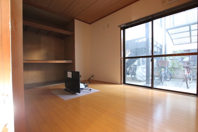 物件内観写真17　(1階6帖洋室♪※クリーニング前写真です。)