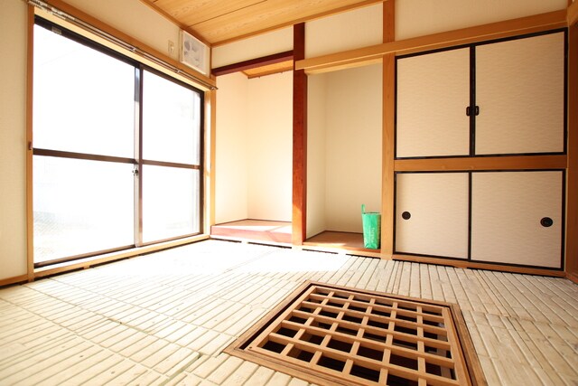 物件内観写真19　(リビング横の和室♪(これから畳が入ります)※クリーニング前写真です。)