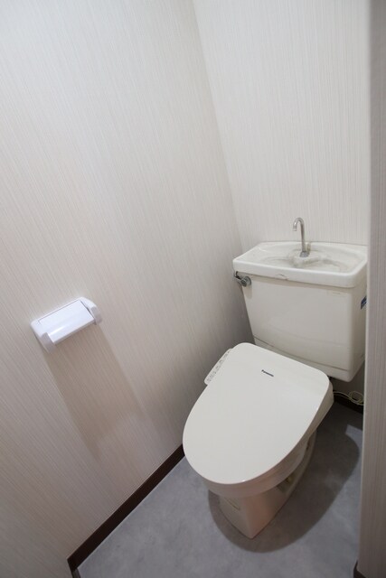 物件内観写真22　(2階にもトイレあります♪※クリーニング前写真です。)