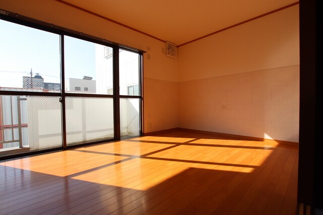 物件内観写真23　(2階6帖の洋室♪※クリーニング前写真です。)