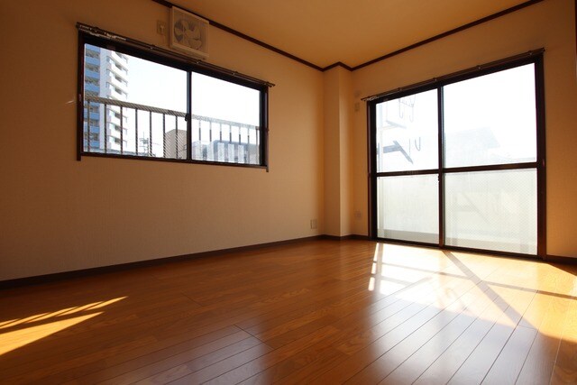 物件内観写真25　(2階には2面採光のお部屋は2部屋あります♪※クリーニング前写真です。)