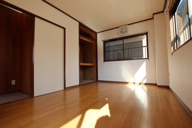 物件内観写真26　(2面採光の2階6帖洋室♪※クリーニング前写真です。)