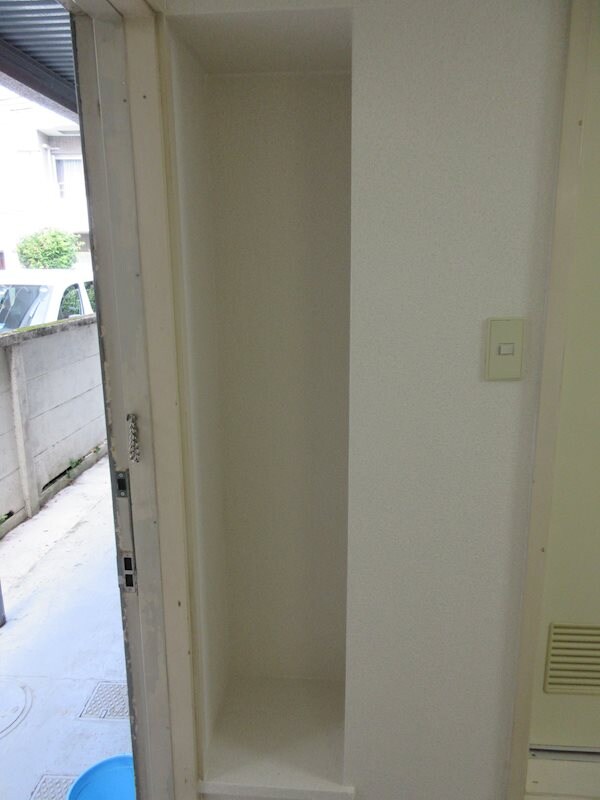 物件内観写真18　(玄関横収納スペース)