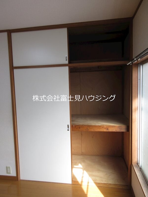 物件内観写真12　(天袋付き収納)