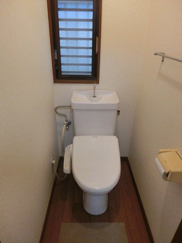 物件内観写真2　(温水洗浄便座)