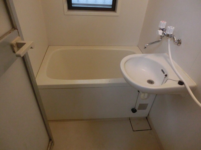 物件内観写真5　(浴室（窓有）)