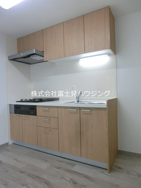 物件内観写真4　(３口ガスシステムキッチン（1）)