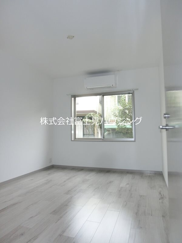 物件内観写真7　(洋室（1）エアコン完備)