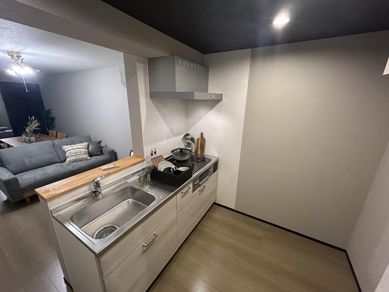 物件内観写真1　(家具・装飾品は一時的にモデルとして置いてあります)