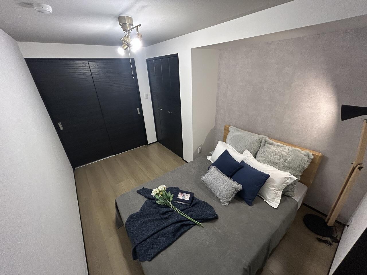 物件内観写真2　(家具・装飾品は一時的にモデルとして置いてあります)