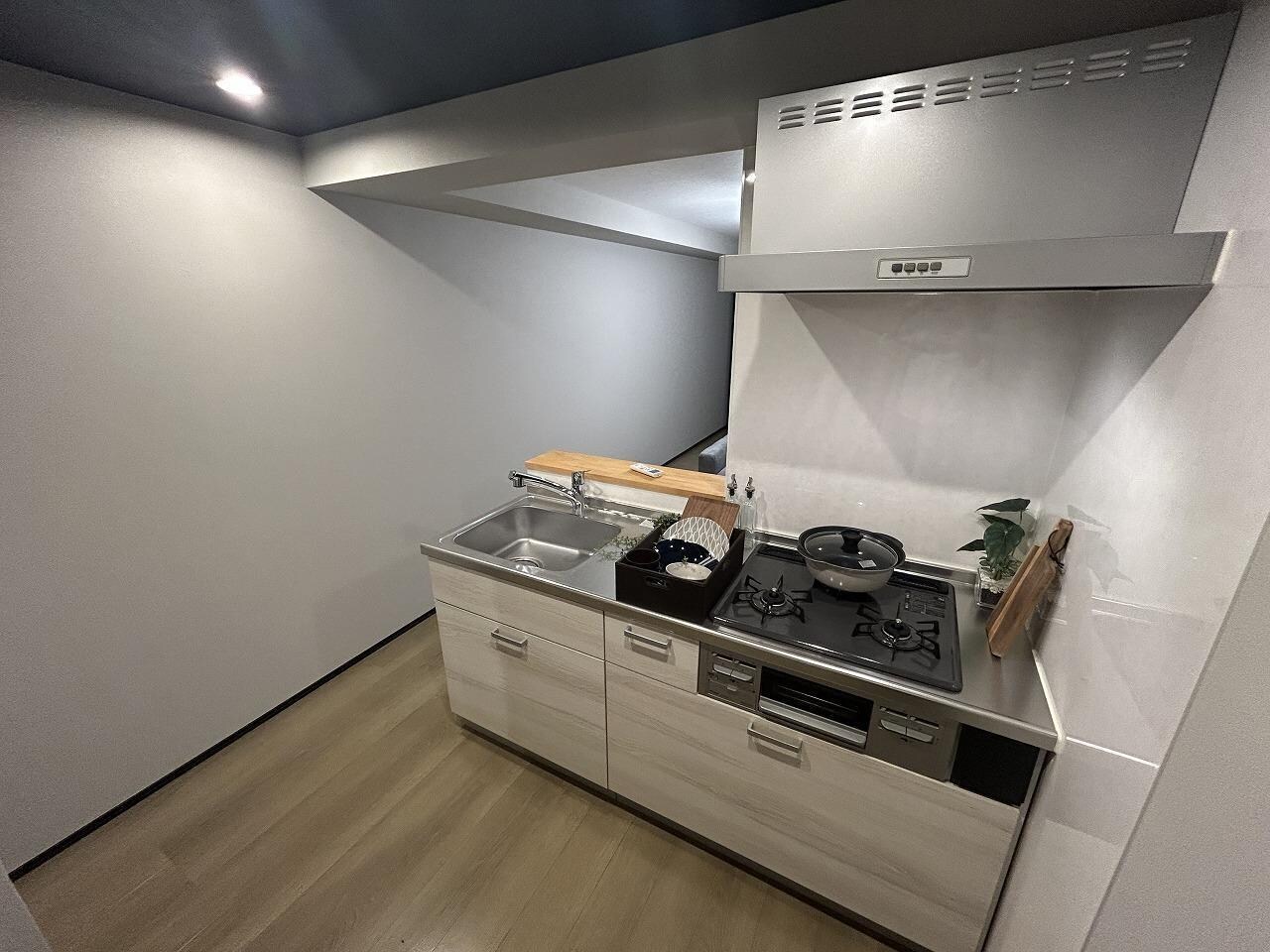 物件内観写真3　(家具・装飾品は一時的にモデルとして置いてあります)