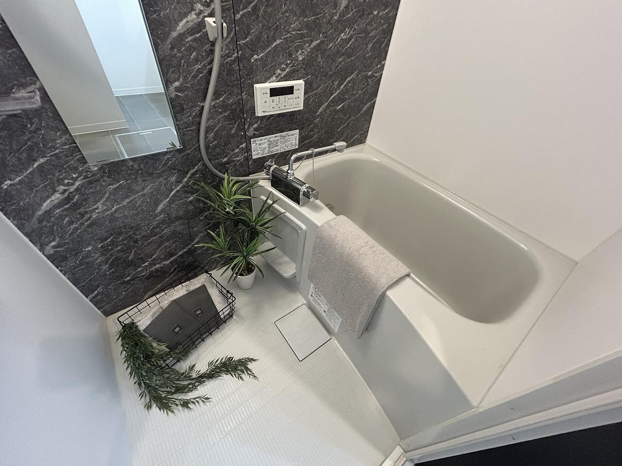 物件内観写真4　(家具・装飾品は一時的にモデルとして置いてあります)